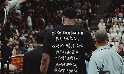 Το μπλουζάκι του Αντετοκούνμπο με το υπέροχο μήνυμα ενάντια σε κάθε μορφή διάκρισης