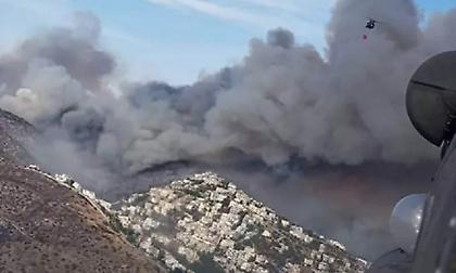 Φωτιά στη Βούλα: Ενισχύονται οι δυνάμεις, εκκενώνονται γειτονιές