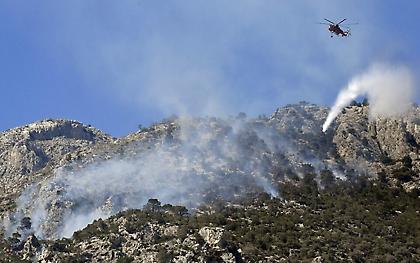 Φωτιά στη Βούλα: Σε ύφεση η πυρκαγιά, που εξερράγη σε ιδιαίτερα εύφλεκτο σημείο