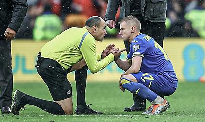 Ο Λαόθ παρηγόρησε μέσα στη βροχή τον δακρυσμένο Ζιντσένκο για τον αποκλεισμό της Ουκρανίας