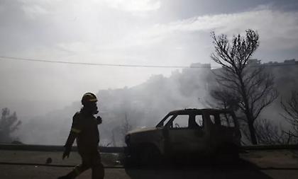 Άνω Βούλα: Καλύτερη η εικόνα με το πρώτο φως της ημέρας - Ξεκινούν οι ρίψεις από εναέρια μέσα