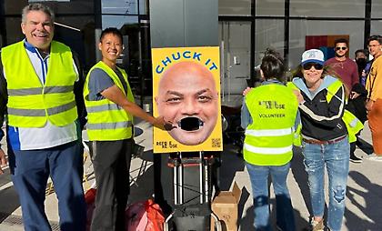 Τρολάρισμα σε άλλο επίπεδο: Σκουπιδοτενεκές με τη μορφή του Μπάρκλεϊ έξω από το γήπεδο των Γουόριορς