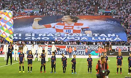 Το πανό των Κροατών για τις 150 συμμετοχές του Μόντριτς με την εθνική ομάδα