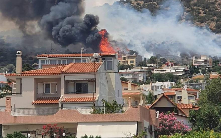 Φωτιά στη Λούτσα κοντά σε σπίτια