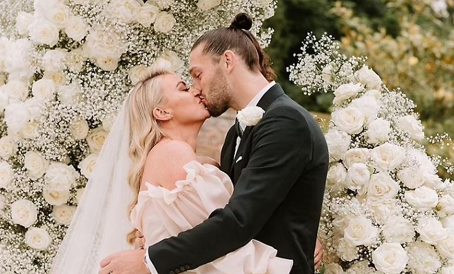 Παντρεύτηκε δέκα μέρες μετά την… απιστία ο Άντι Κάρολ