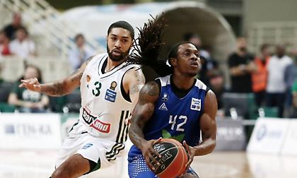 Παναθηναϊκός-Λάρισα: Πέταξε μπουκάλι στην κερκίδα που τον έβριζε ο Μούντι