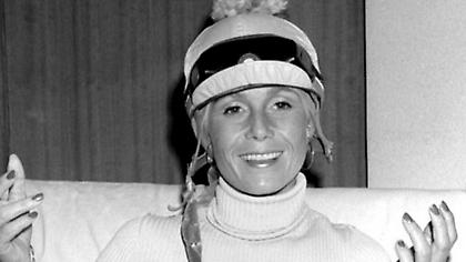 Μαίρη Μπέικον: Η ιππέας-μοντέλο που ήταν μέλος της Κου Κλουξ Κλαν και αυτοκτόνησε με πιστόλι