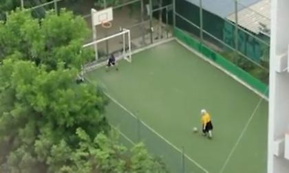 Φοβερή γιαγιά εξαπολύει... σουτάρες με τερματοφύλακα τον εγγονό της!