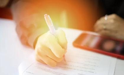 Αλγερία: Διώκεται βουλευτής επειδή έδωσε σκονάκι στην κόρη του για να περάσει τις εξετάσεις