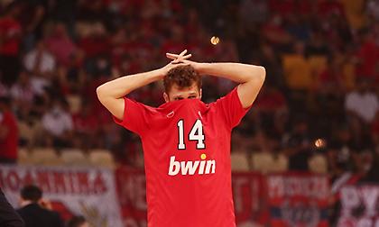 Δακρυγόνα έξω από το ΣΕΦ, στα αποδυτήρια οι παίκτες και καθυστέρηση στο τζάμπολ!