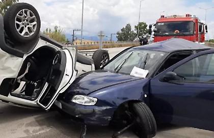 Τροχαίο με 2 τραυματίες στην Πάτρα - ΙΧ «καρφώθηκε» ανάποδα στο καπό άλλου αυτοκινήτου