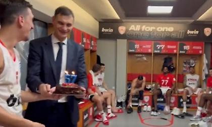 Η τούρτα-έκπληξη των παικτών του Ολυμπιακού στον Μπαρτζώκα μετά τη νίκη στο ΣΕΦ!