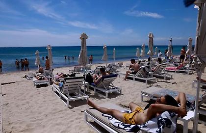 Χαλκιδική: Έως και… 50 ευρώ για μία ξαπλώστρα