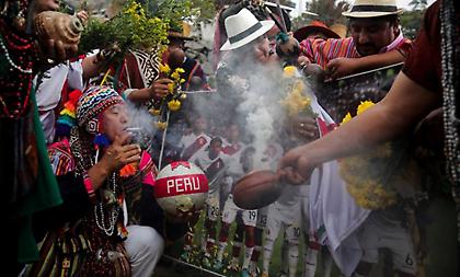 Σαμάνοι κάνουν τελετουργικά για να πάει στο Μουντιάλ το Περού!