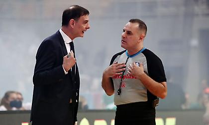 Νερά και καπνογόνο στον πάγκο του Ολυμπιακού, έφυγαν προς το κέντρο του γηπέδου οι «ερυθρόλευκοι»