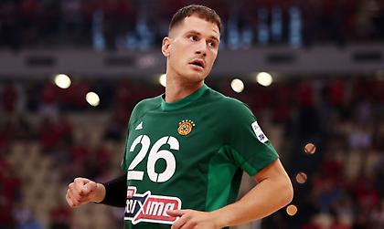 Απίθανο buzzer beater τρίποντο του Νέντοβιτς πίσω από το κέντρο!