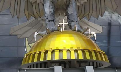 AEK: Τοποθετήθηκε και ο σταυρός στον ατσάλινο αετό