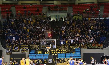 Οπαδοί της ΑΕΚ έξω από τα γραφεία του ΕΣΑΚΕ