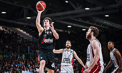 «Λύγισε» την Αρμάνι και πήρε… φιλί ζωής η Βίρτους!