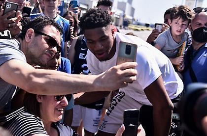 Λατρεία και ουρές για Αντετοκούνμπο στο αεροδρόμιο