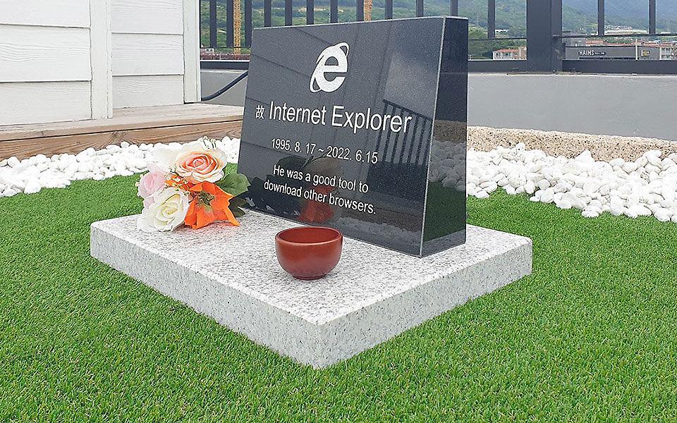 Έφτιαξαν τάφο για τον Internet Explorer - «Ήταν καλός για να κατεβάζεις άλλους browser»