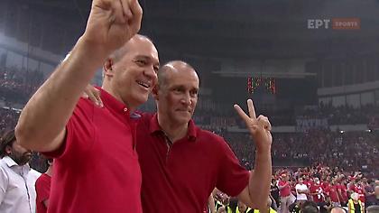 Οι πανηγυρισμοί του Ολυμπιακού για τον τίτλο μετά τη λήξη του τρίτου τελικού