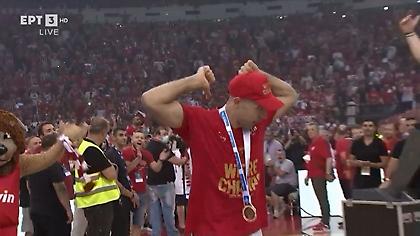 Αποθεώθηκε αλλά... ζήτησε αποθέωση για τον Πρίντεζη ο Σλούκας!