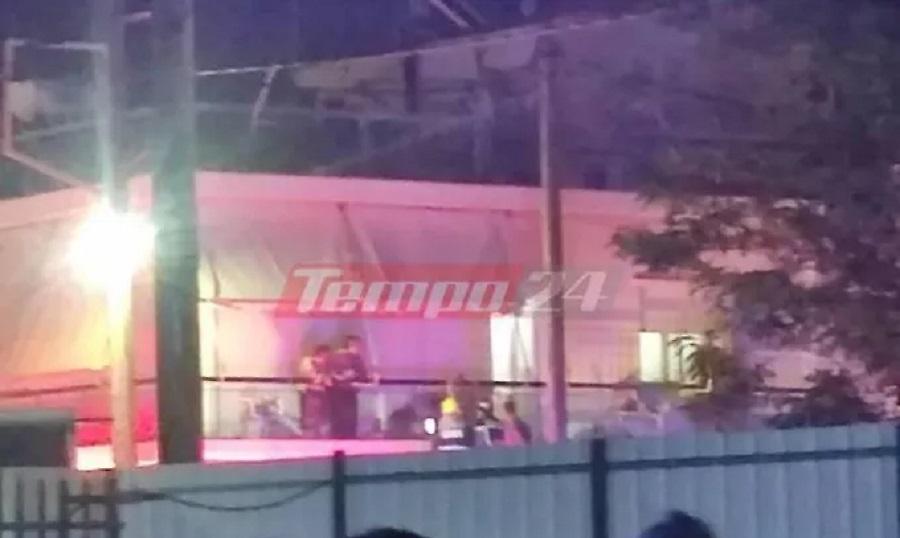 Φωτοβολίδα «ξέφυγε» από συναυλία του Παπακωνσταντίνου στην Πάτρα και προκάλεσε πυρκαγιά σε σπίτι