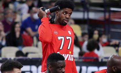 Ο Σακίλ και η Μπέριλ ΜακΚίσικ ποζάρουν φιλώντας το τρόπαιο του πρωταθλητή