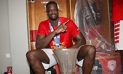 Φαλ: «Εκπληκτική σεζόν, έρχονται πολλά τρόπαια ακόμα»