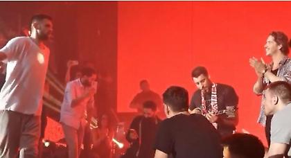 Ο Πρίντεζης παίζει μπουζούκι και ο Παπανικολάου χορεύει