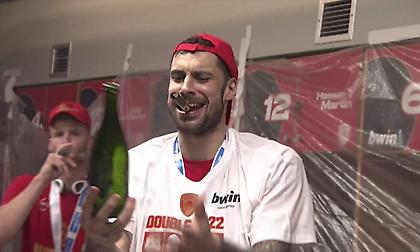 Με σαμπάνιες και πούρα οι πανηγυρισμοί του Ολυμπιακού στα αποδυτήρια