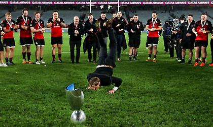 Προπονητής-μύθος πανηγύρισε τίτλο με... breakdance στο βρεγμένο γήπεδο!