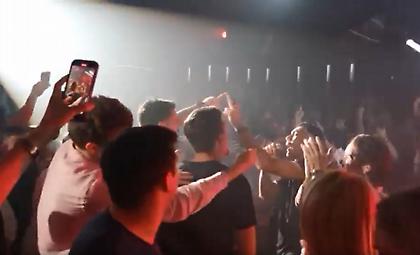 Ο Σλούκας τραγουδάει αγκαλιά με τον Οικονομόπουλο