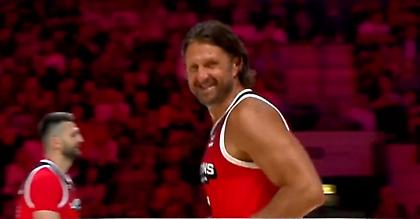 Απίστευτος Ματσιγιάουσκας: Στα 42 του κάνει… πλάκα σε φιλική αναμέτρηση με απανωτά τρίποντα!