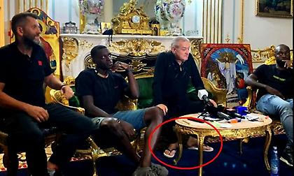 Ο Μπεκάλι παρουσίασε παίκτη στο... παλάτι του φορώντας σαγιονάρες!