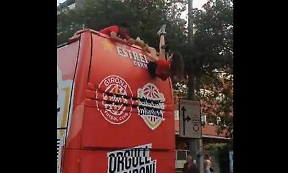 Φωτογράφος παραλίγο να πέσει από το λεωφορείο στους πανηγυρισμούς της Τζιρόνα για την άνοδο