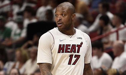 Σίξερς: Δίνουν τριετές σε Τάκερ και διώχνουν Τάιμπουλ