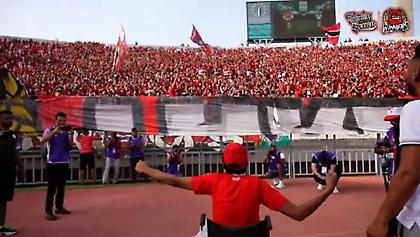 Απίθανο βίντεο: Οργανωμένοι αποθέωσαν συνοπαδό τους με κινητικά προβλήματα που δέχτηκε bullying!