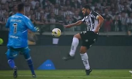 Σκοράρει και με «λόμπες» εκτός από… τούβλα ο Χουλκ!