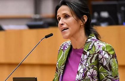 Γιατί κατηγορούν την Ελληνίδα υπουργό του Μακρόν για βιασμούς