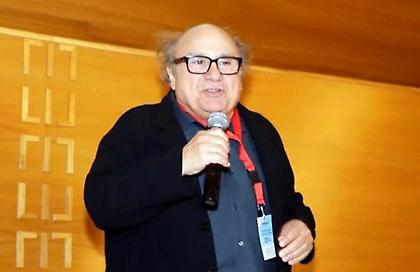 Οργή στο Χόλιγουντ για την απαγόρευση των αμβλώσεων – Ντάνι ντε Βίτο: «Ανώτατο Δικαστήριο του κ...»