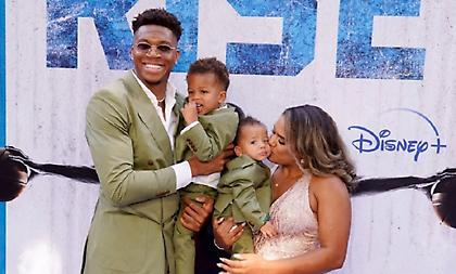 Συγκινεί ο Γιάννης Αντετοκούνμπο για τον πατέρα του: «Μακάρι να του μοιάσω»