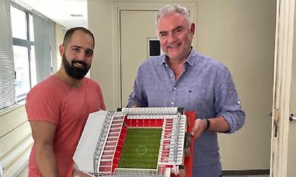 Ο BwinΣΠΟΡ FM και ο Χρήστος Σωτηρακόπουλος χάρισαν σε έναν τυχερό μακέτα του «Άνφιλντ»