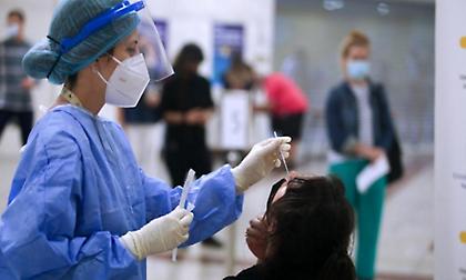 Γιατί αυξάνονται τα κρούσματα κορωνοϊού - Έρχονται κι άλλα επιδημικά κύματα