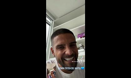 Η πιο γλυκιά έκπληξη: Ο Ινσίνιε μίλησε μέσω βιντεοκλήσης με ηλικιωμένη οπαδό της Νάπολι