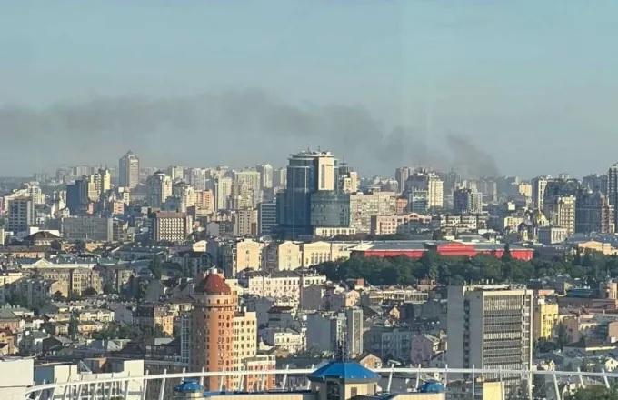 Σειρά εκρήξεων στο Κίεβο - Ασθενοφόρα σπεύδουν στο σημείο