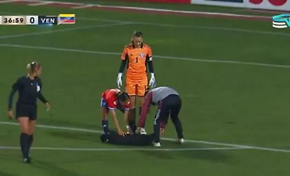 Σκύλος διακόπτει ποδοσφαιρικό αγώνα και ζητάει χάδια στην κοιλίτσα του