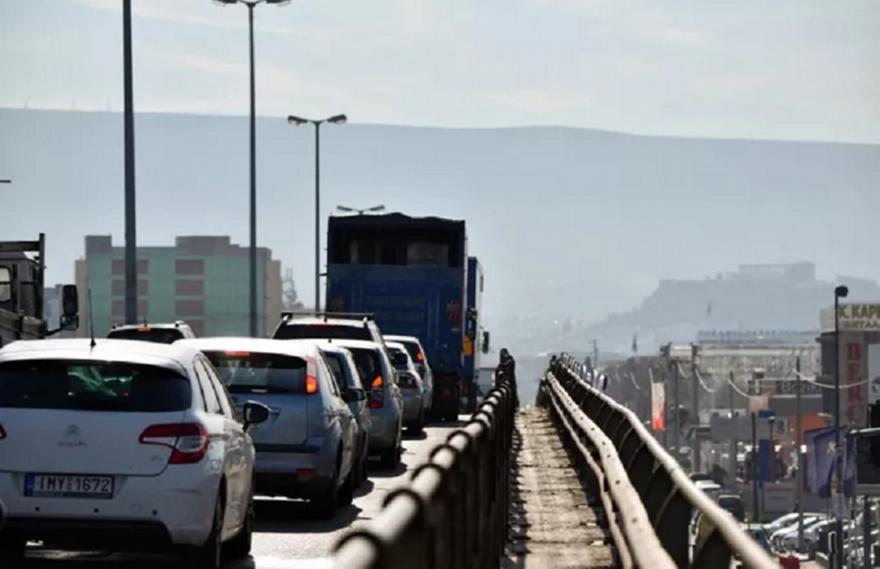 Κίνηση τώρα: Καραμπόλα τριών αυτοκινήτων στην Αθηνών