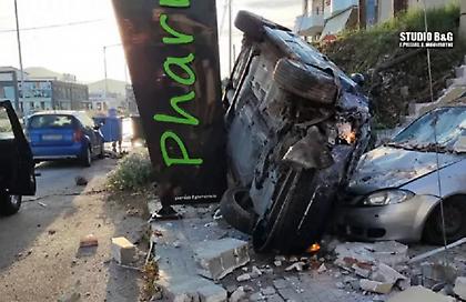 Τροχαίο στο Ναύπλιο: Τρελή πορεία ΙΧ - Γκρέμισε μάντρα και έπεσε σε σταθμευμένα οχήματα